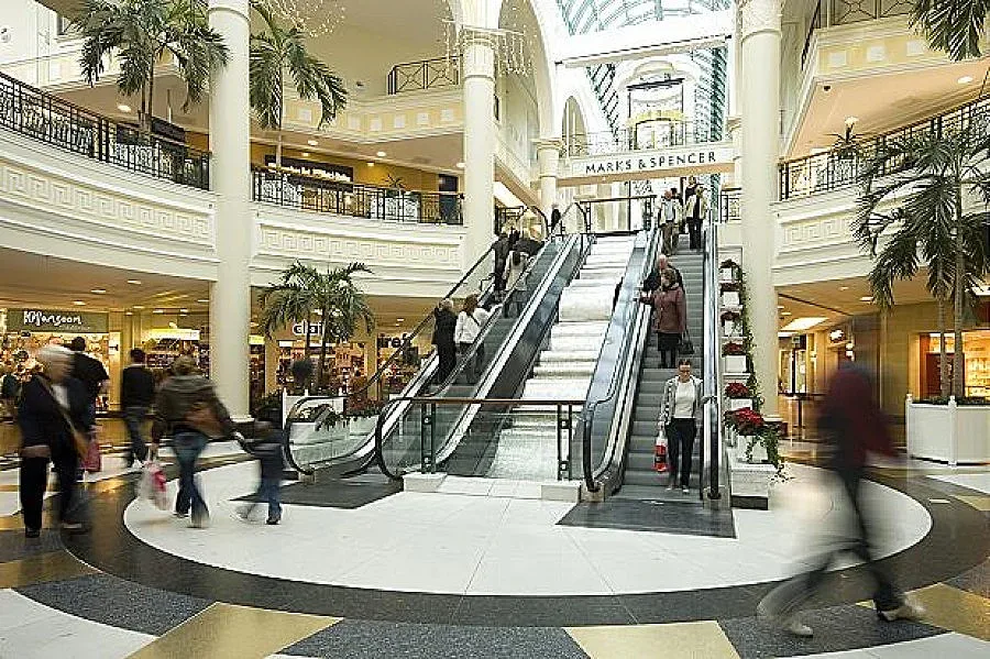 UK-търговски център с 2 платна за бързи и бавни клиенти