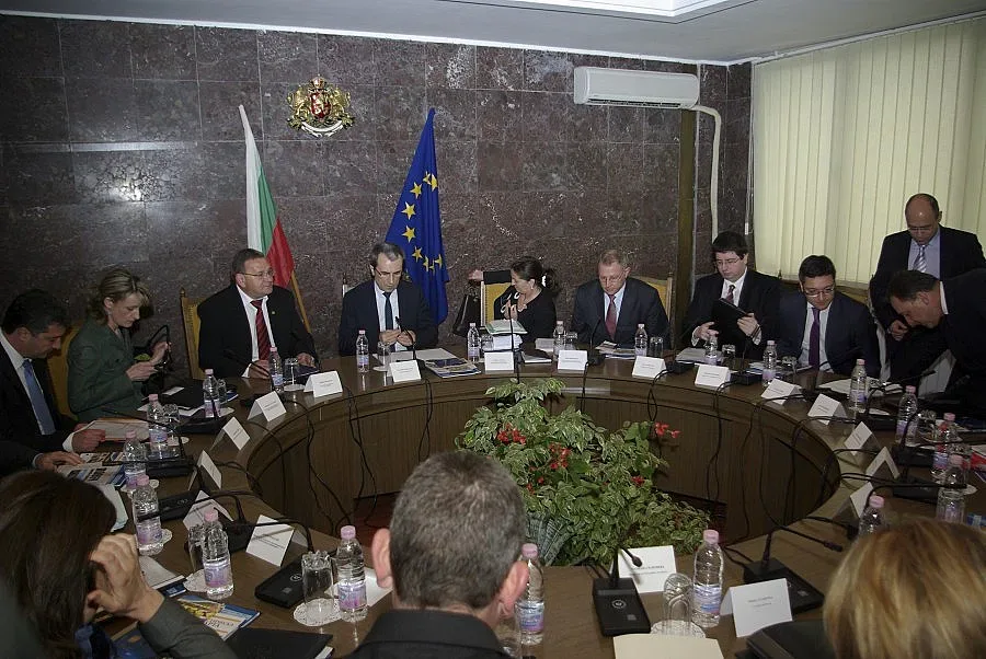 Орешарски: Опозицията внася вотове за успешни политики