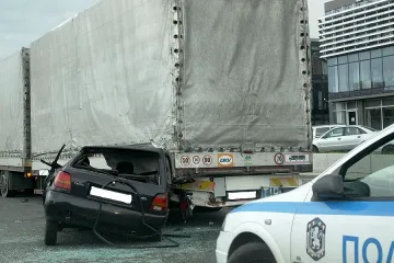 Камион премаза лека кола на Околовръстното в София