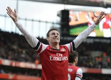 Кошчелни остава в Арсенал за дълго