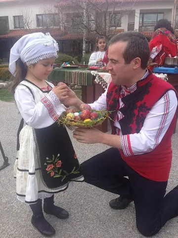 Звездев води сирачета на цирк