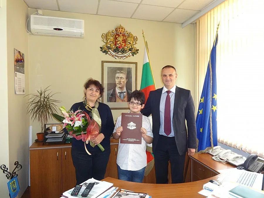 Зам.-областен управител връчи грамота на шестокласник