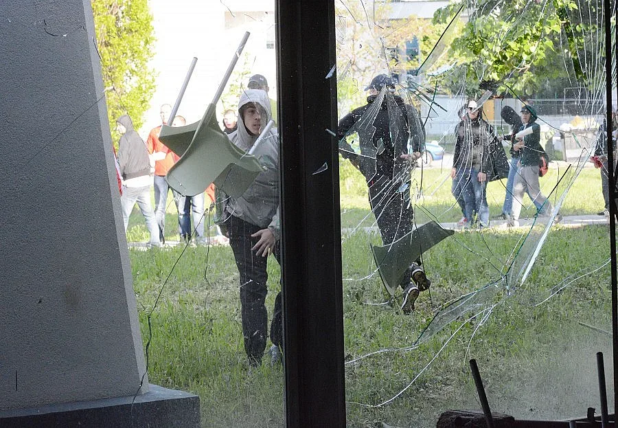 Арестуваха част от вандалите потрошили зала "Христо "Ботев"