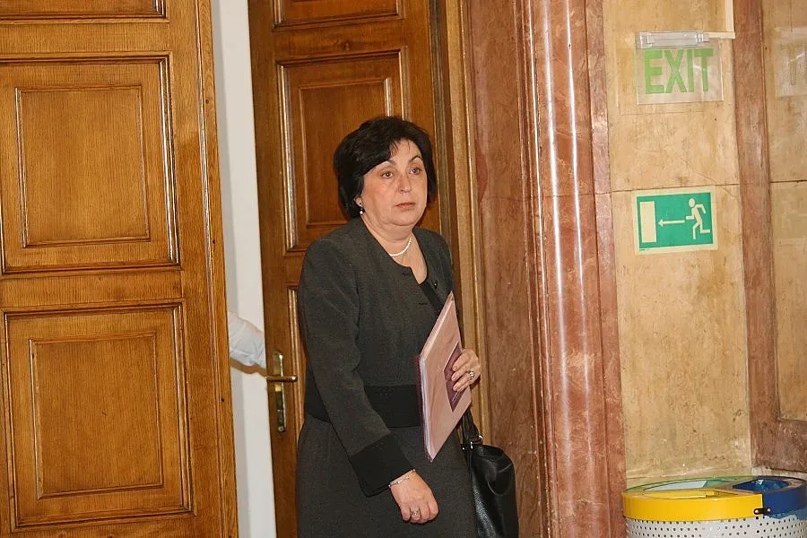 Руменова иска пълен одит на Сметната палата