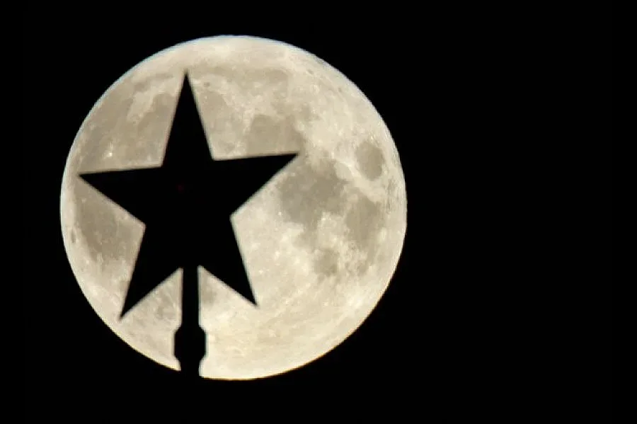 Москва колонизира Луната през 2030 г.