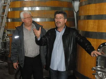 Кръстиха ракия на данъчните