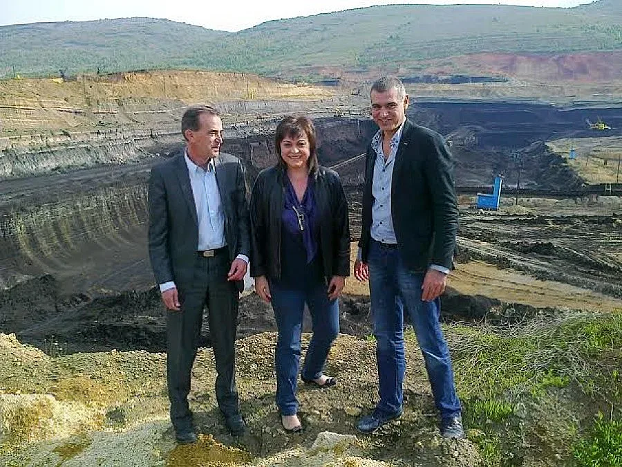 Корнелия Нинова осъмна върху кран в мина