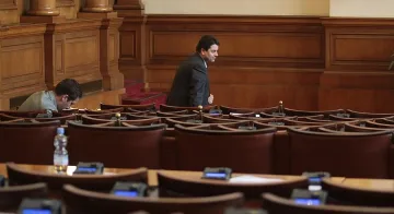 Депутатите удължиха работното си време до 17ч.