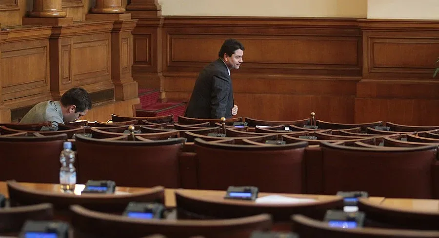 Депутатите удължиха работното си време до 17ч.