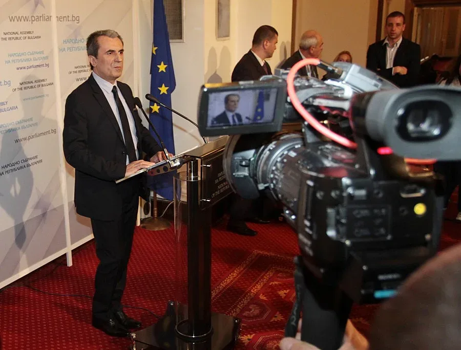 Орешарски към ЕРП-тата: Или законът, или лицензите