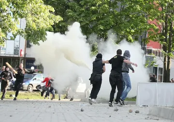 Жесток бой между фенове на "Левски" и ЦСКА в София 