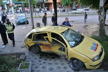 Хонда смачка пътничка в такси