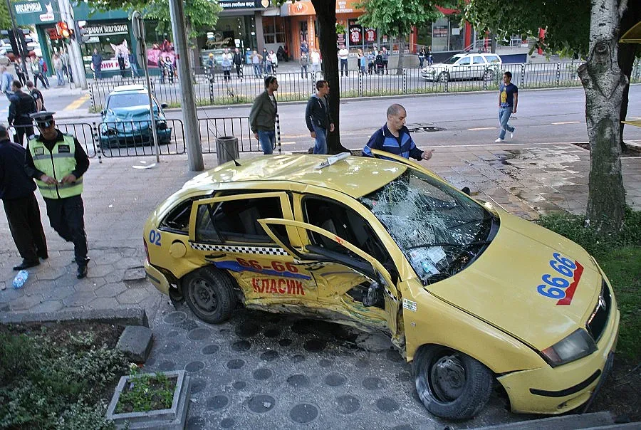 Хонда смачка пътничка в такси