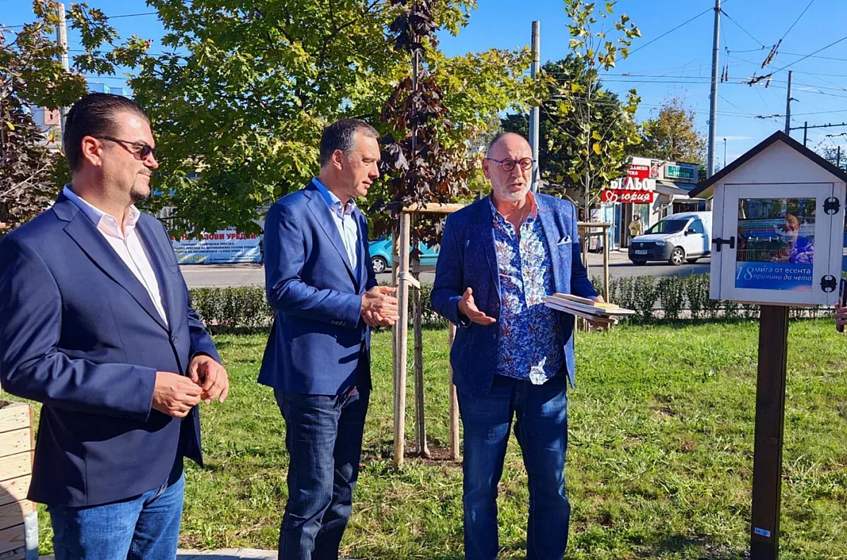 Любен Дилов постави 4 къщички за споделяне на книги в Бургас, отправи силно послание