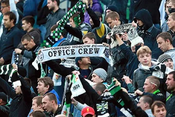 Фенове тръгват за мач с танкове