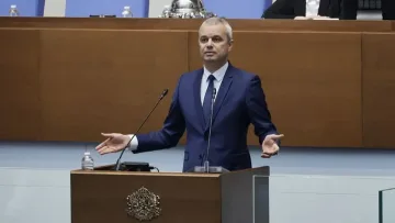 Костадинов смрази парламента с изповед за болния си баща