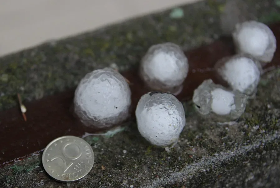 Градушка на няколко места в страната