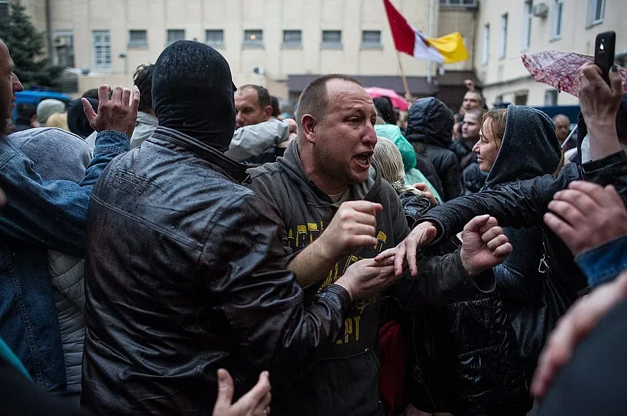 Продължава напрежението в Донецка област
