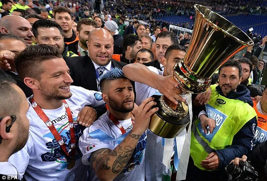 Трима фенове на Наполи са ранени при стрелба