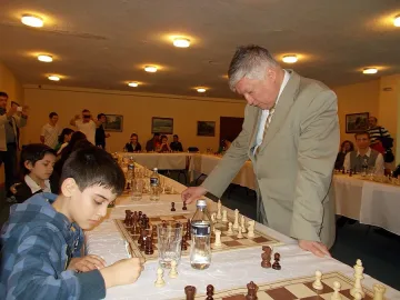 Гросмайстор А. Карпов откри първата у нас своя шахматна академия