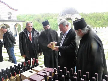 Компютърен спец върти курбани в манастир