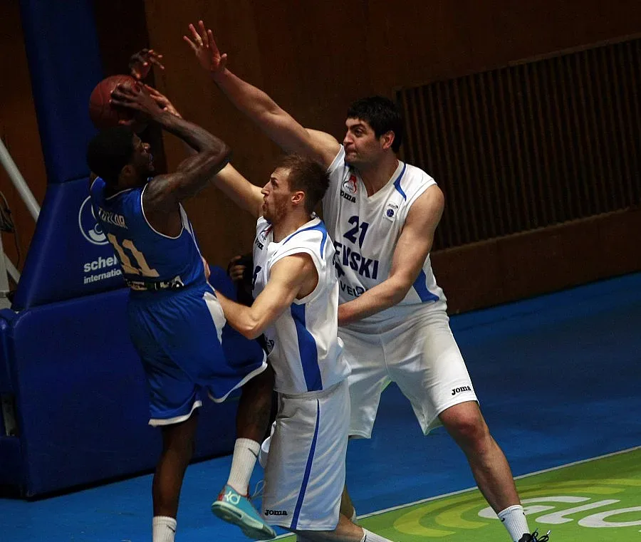 Тити копира Дани Алвеш