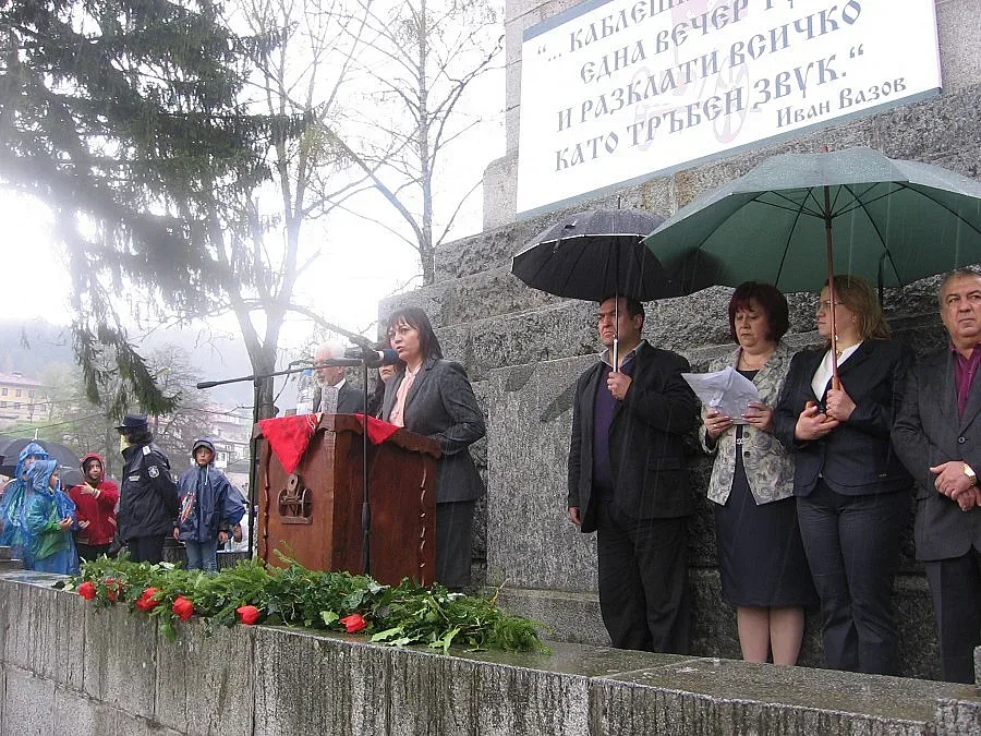 Силно дамско присъствие на БСП на празника в Копривщица