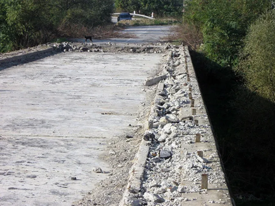 Стар мост държи в страх петричко село