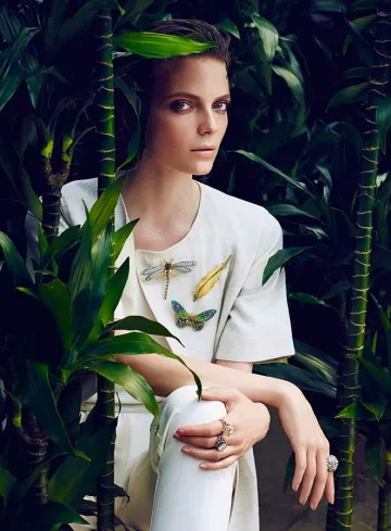 Нора Шопова изгря във "Вог"