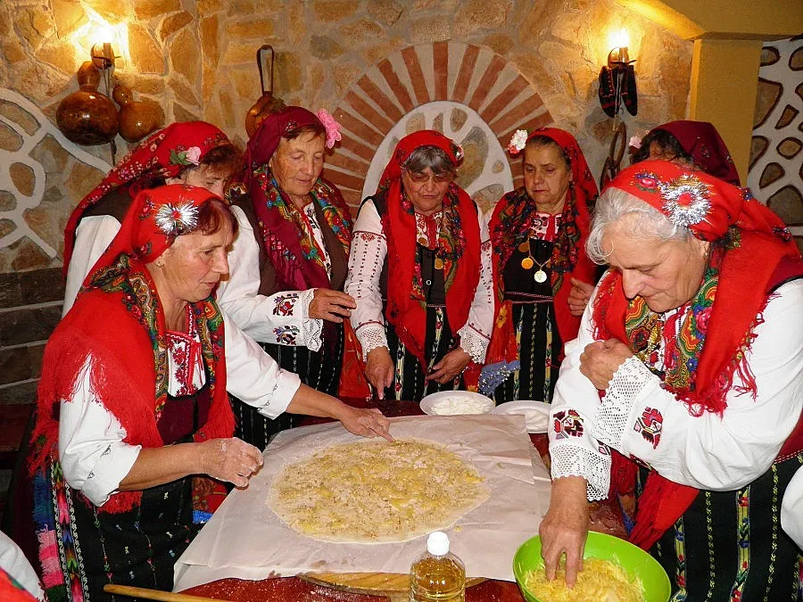 Стотици баби точат баници на фестивал в Разлог
