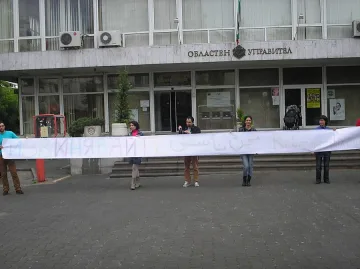 Доброволци се извиниха на бежанците вместо розовци