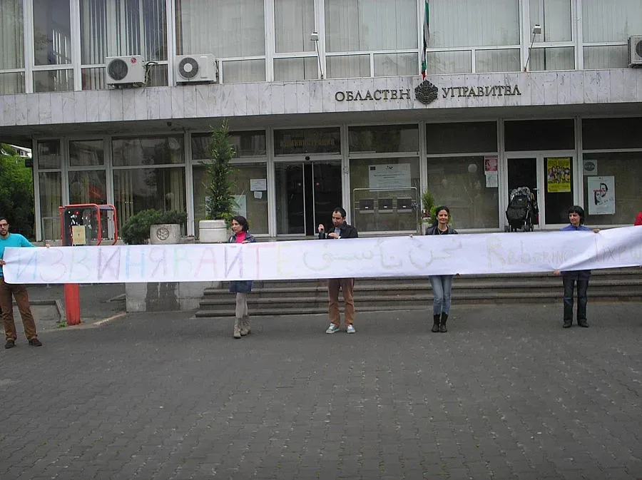 Доброволци се извиниха на бежанците вместо розовци