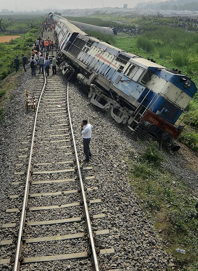 Два взрива в пътнически влак в Индия