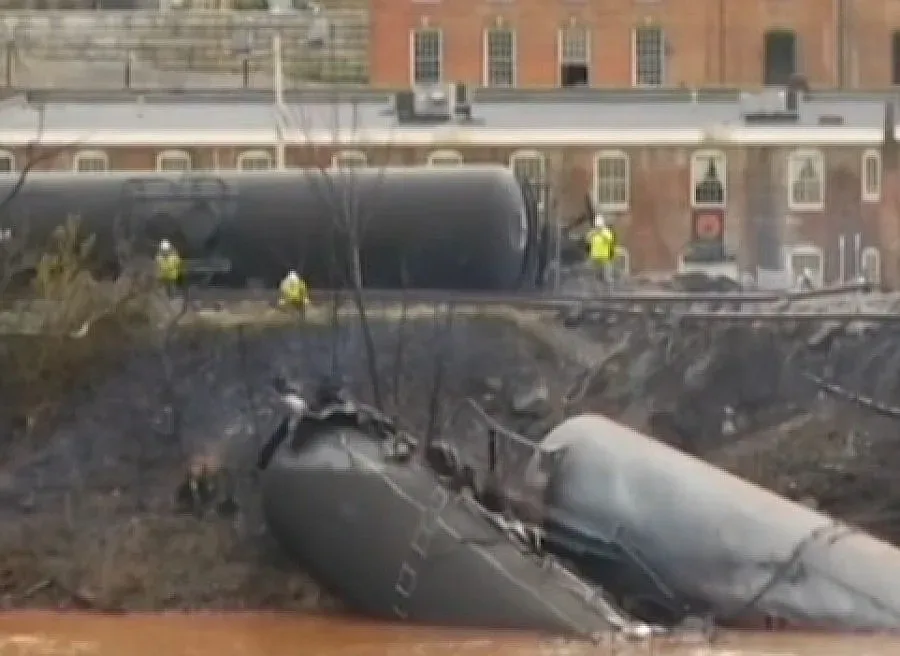 Влак дерайлира и се запали в САЩ