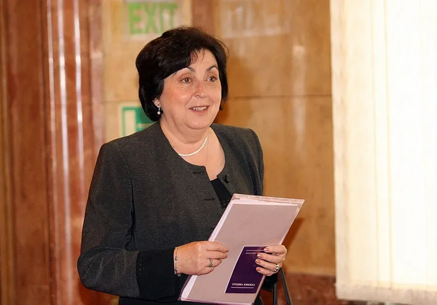 Руменова търси екип още месец