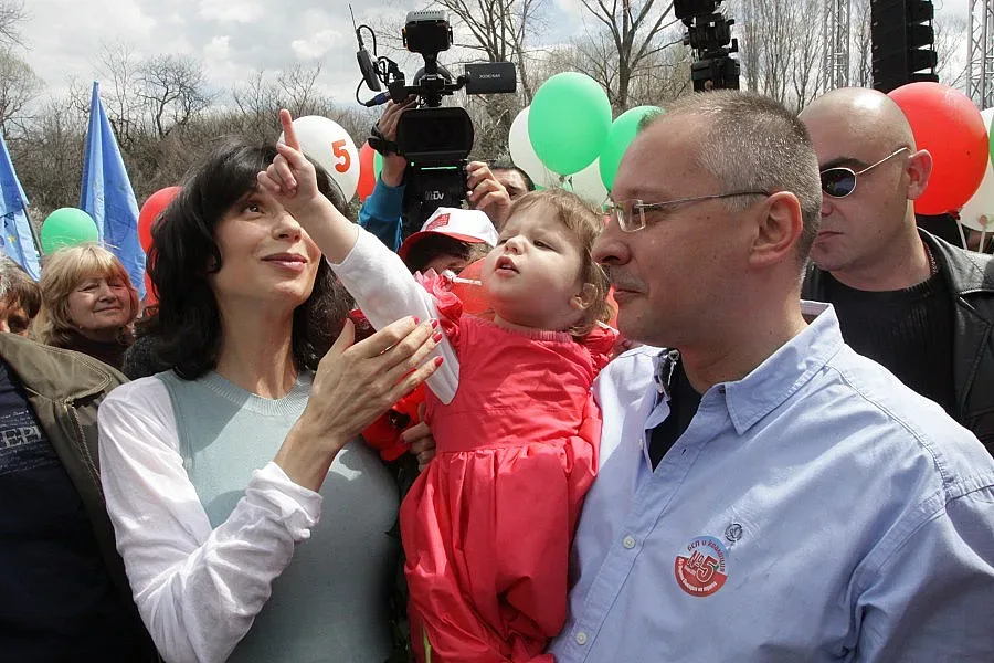 Станишев води децата на парад