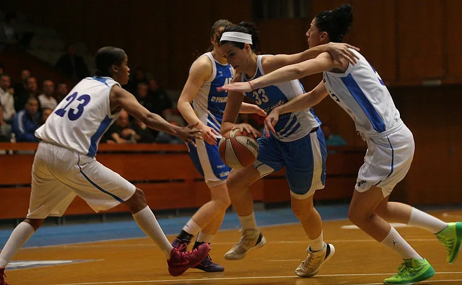 Фенове на опашка в МВР заради Тити