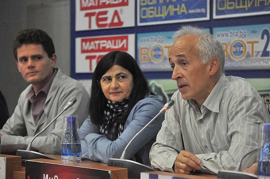 Нестинарски танци край Паметника на съветската армия