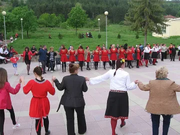 В Крумовград млади и стари извиха хоро в Градския парк 