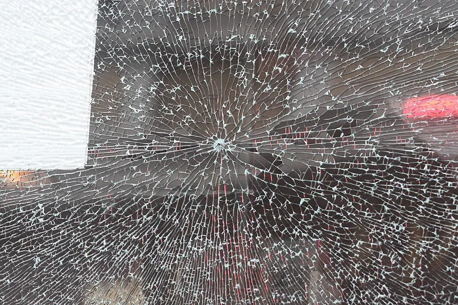 Разследват инцидент със стрелба по тролей в столицата