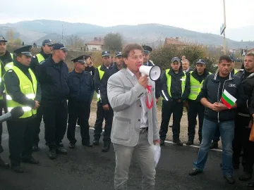 Жители на Елешница бранят гори с блокада на пътя за Драма