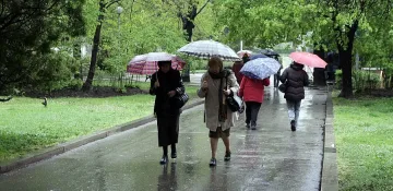 Дъждът не спира, жълт код в две области