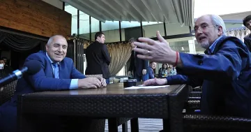 Кръстиха "Толерантност" кафенето на Бойко и Местан