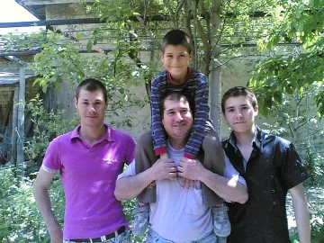 Изоставените деца не са "банкоматчета"