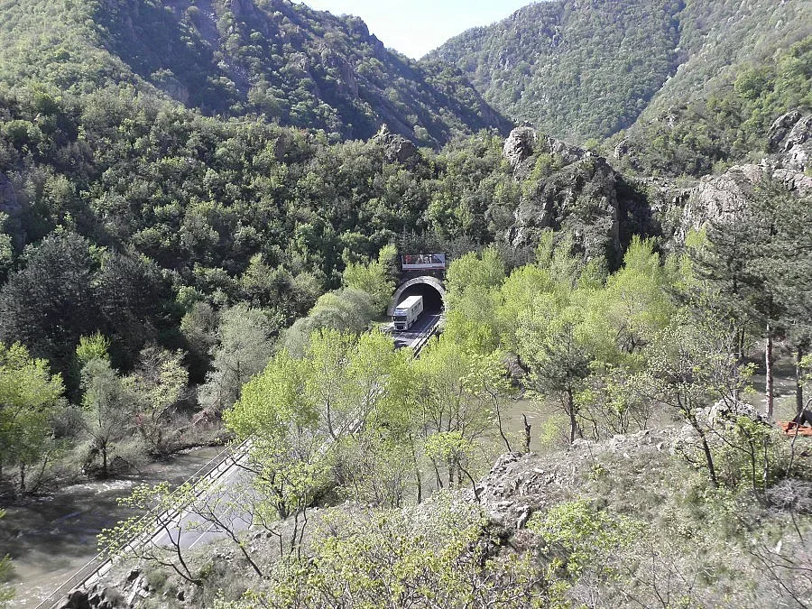 Тунелът при Кресна ще е скъп и опасен