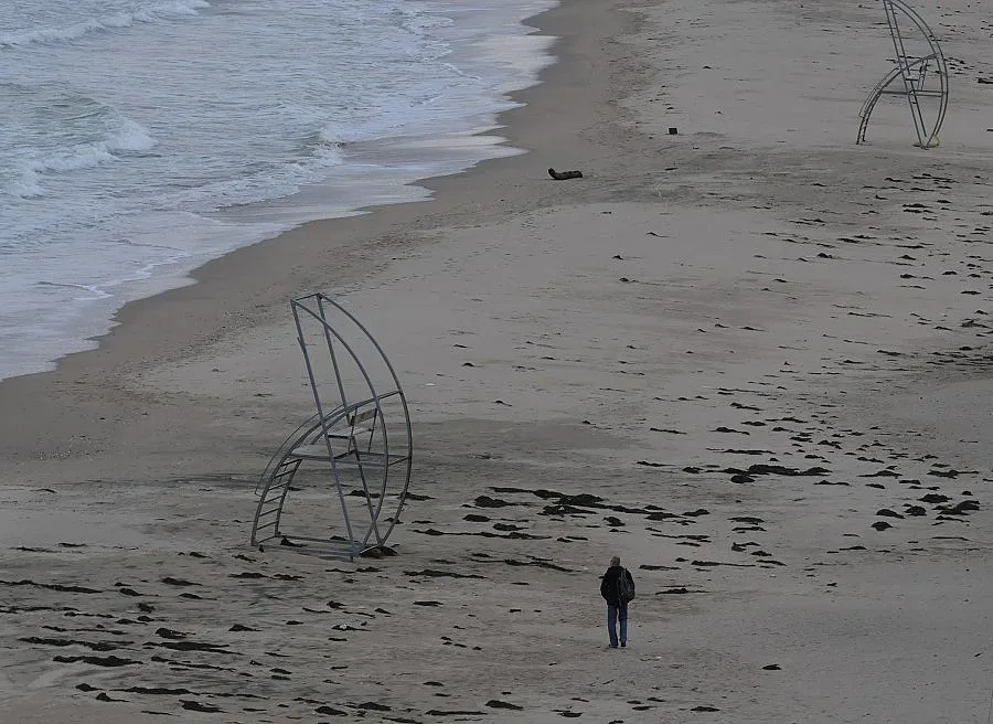 Иманяри копаят плажа на Сънито за злато