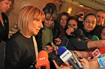 Вдигат заплатите на всички учители