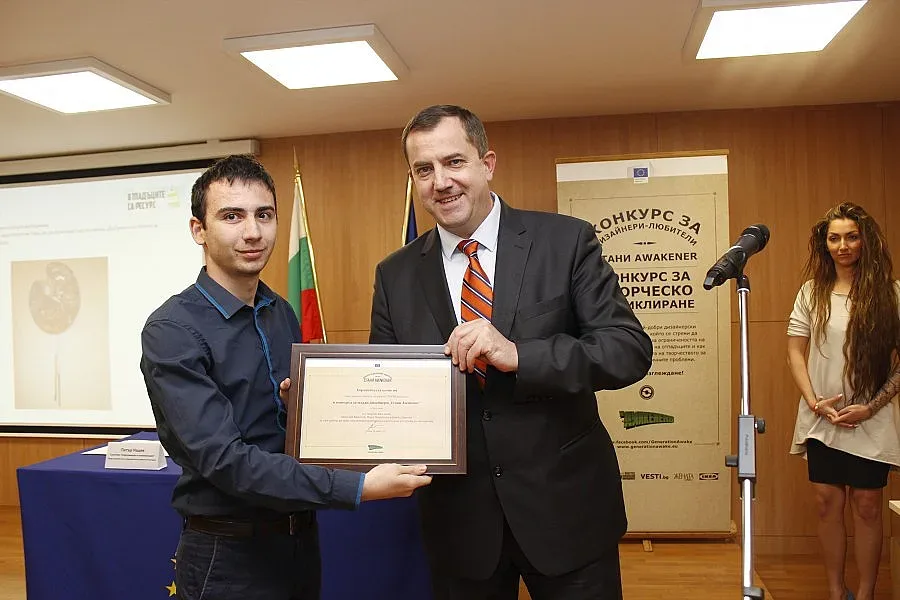 Млади дизайнери рециклират и творят в „Стани Awakener"