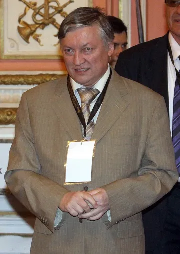 Гросмайстор А. Карпов открива своя академия със сеанс на 20 дъски