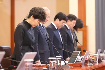 Президентът на Южна Корея се извини заради бедствието с ферибота